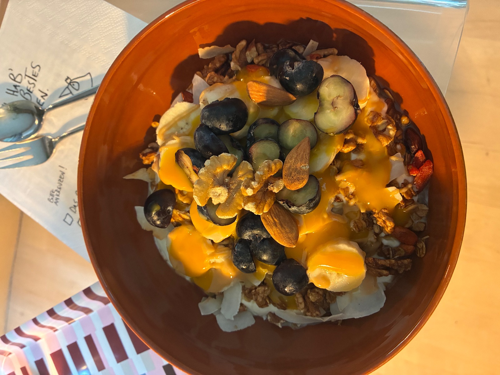 Bowl mit hausgemachten Granola und Früchten bei Sommerladen Café